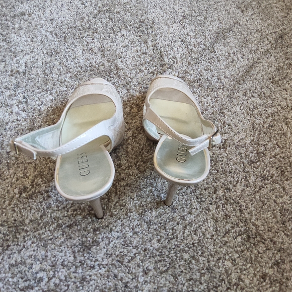 Women's Size 7m GUESS shoes. Excellent condition! - Picture 2 of 3